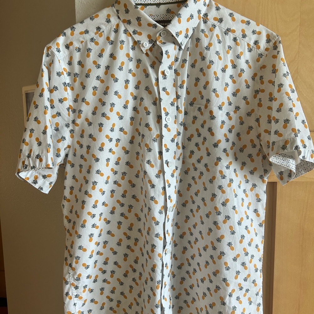 Johnston & Murphy Pineapple Design short sleeve shirt.